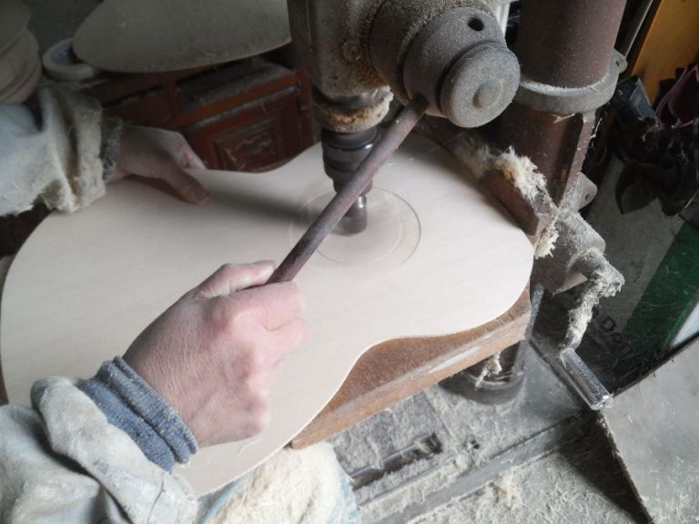 상판제작-사운드홀 장식 연마