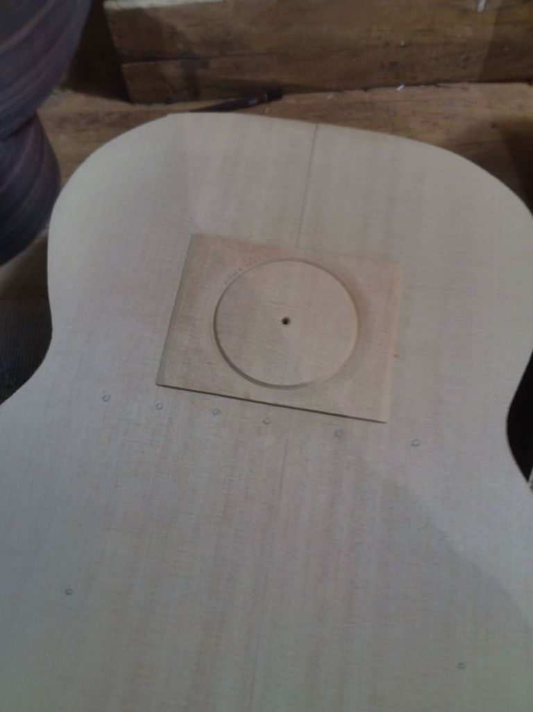 상판제작-사운드홀 지지대 접착 및 타공