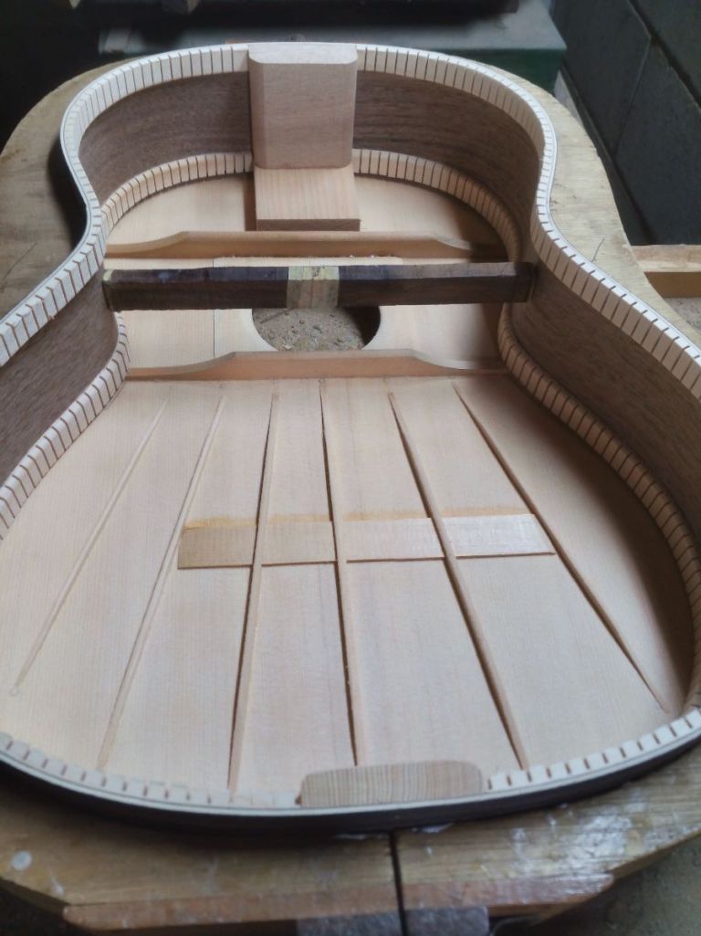 울림통연결-측판 제단