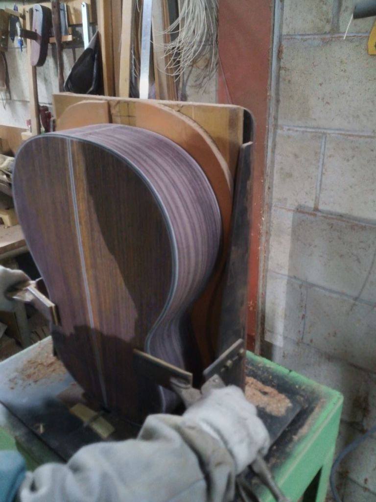 넥 연결-울림통 타공