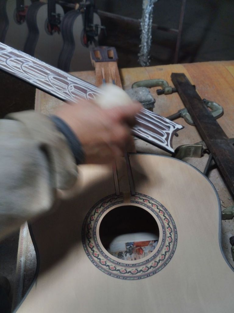 넥 연결-지판 접착